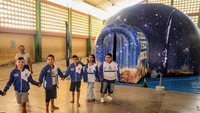   A diretora da escola, Elke Samira Diniz Amorim, ressaltou a importância da ação. "A vinda do planetário para a escola deixou os alunos muito encantados", disse, complementando que a Feira de Ciências é essencial para que os estudantes desenvolvam o gosto pela pesquisa.  O secretário municipal de Educação, Leonardo Dantas, reforçou o objetivo da parceria. "Fizemos uma parceria com a Ufersa para que o planetário também vá para as escolas. Então, os alunos estão apresentando seus projetos e também terão a oportunidade de visitar o planetário", afirmou.