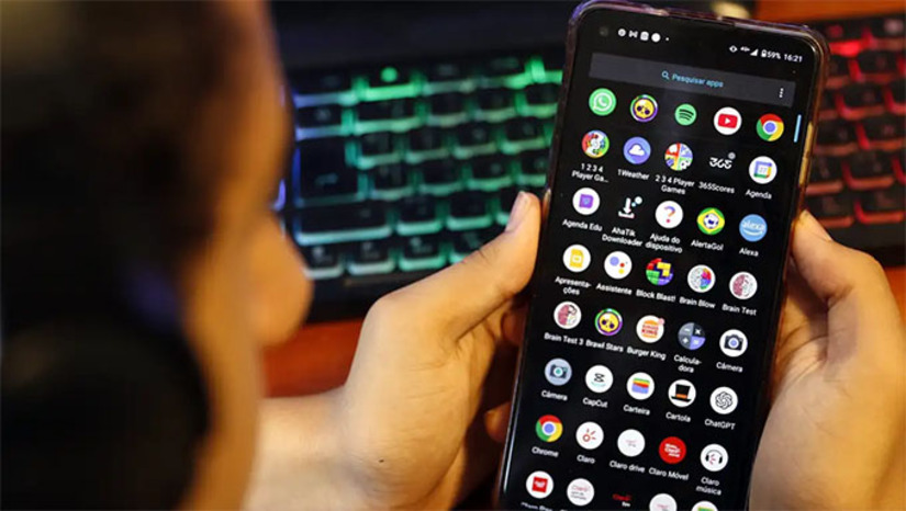   O Projeto de Lei 2628/22 estipula obrigações para os fornecedores e garante controle de acesso por parte dos pais e responsáveis. Com a aprovação da urgência, o projeto poderá ser votado no Plenário sem passar antes pelas comissões.  O presidente da Câmara, Hugo Motta, já anunciou a intenção de votar a proposta nesta quarta-feira (20), logo após a comissão geral que vai debater o tema no Plenário.