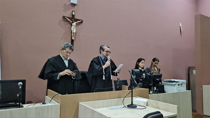 Imagem 1 - Juiz Vagnos kelly anuncia a sentença de Jailson Alves de Oliveira, de 50 anos, tentou assumir sozinho o assassinato de José Jonatan Pequeno de Oliveira, ocorrido em fevereiro de 2024, com a intenção de livrar o filho Bruno Henrique de Lima Alves, de 30 anos, do crime. No entanto, o Ministério Público Estadual mostrou que o crime foi praticado pelos dois, que terminaram condenados respectivamente as penas de 21 anos, 10 meses e 15 dias de prisão e 18 anos e 9 meses de prisão. Imagem 1 - Juiz Vagnos kelly anuncia a sentença de Jailson Alves de Oliveira, de 50 anos, tentou assumir sozinho o assassinato de José Jonatan Pequeno de Oliveira, ocorrido em fevereiro de 2024, com a intenção de livrar o filho Bruno Henrique de Lima Alves, de 30 anos, do crime. No entanto, o Ministério Público Estadual mostrou que o crime foi praticado pelos dois, que terminaram condenados respectivamente as penas de 21 anos, 10 meses e 15 dias de prisão e 18 anos e 9 meses de prisão.