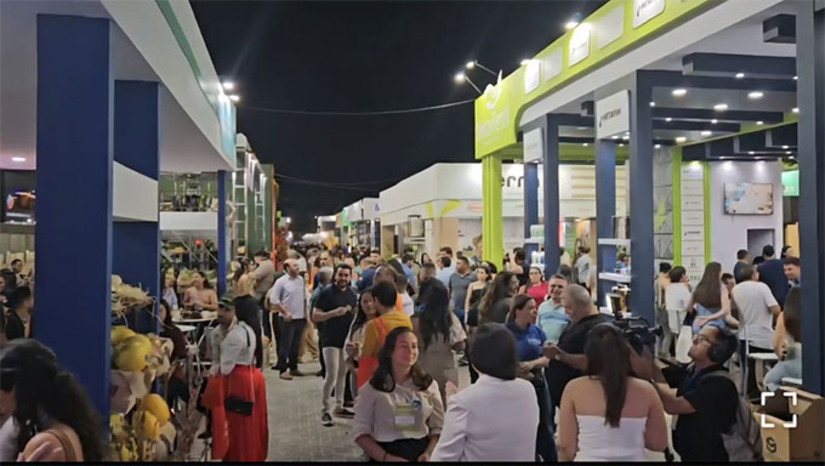 Imagem 1 - A programação da Expofruit segue até a sexta-feira (22), reunindo produtores, empresários, pesquisadores e representantes de instituições ligadas ao agronegócio. A feira conta com estandes de empresas nacionais e internacionais, rodadas de negócios, palestras técnicas e lançamento de novas tecnologias voltadas para o campo. Imagem 1 - A programação da Expofruit segue até a sexta-feira (22), reunindo produtores, empresários, pesquisadores e representantes de instituições ligadas ao agronegócio. A feira conta com estandes de empresas nacionais e internacionais, rodadas de negócios, palestras técnicas e lançamento de novas tecnologias voltadas para o campo.