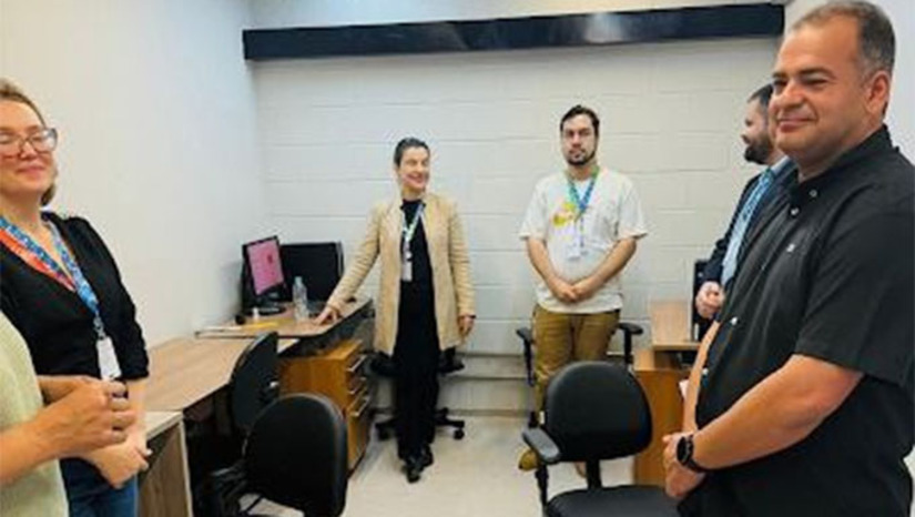 Imagem 1 -  A presença do prefeito Sabino teve como objetivo conhecer de perto o funcionamento do centro e buscar inspiração para novas ações de inclusão no município.  “Ficamos impressionados com cada detalhe deste espaço, que vai muito além de atender, ele transforma vidas. Viemos aqui para aprender, trocar experiências e já começamos a planejar um projeto que possa trazer essa realidade para nossa cidade, garantindo mais respeito, dignidade e oportunidades para as pessoas com TEA”, destacou o prefeito Sabino.
