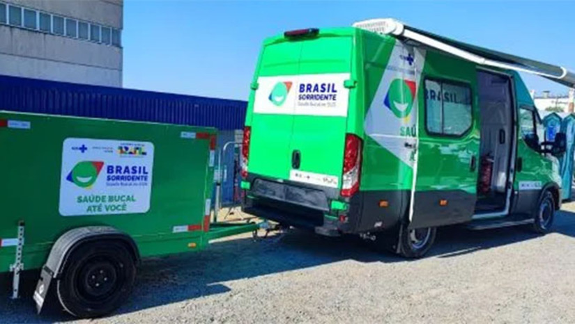 Imagem 1 - O Ministério da Saúde anunciou que o RN receberá 18 novas Unidades Odontológicas Móveis (UOMs), de um total de 400 distribuídas pelo país. Mossoró será uma das cidades beneficiadas, recebendo uma dessas unidades para ampliar os serviços de saúde bucal. As unidades Odontológicas Móveis contam com cadeira odontológica completa, Raios X, ar-condicionado, gerador de energia, canetas de alta e baixa rotação, entre outros equipamentos. Imagem 1 - O Ministério da Saúde anunciou que o RN receberá 18 novas Unidades Odontológicas Móveis (UOMs), de um total de 400 distribuídas pelo país. Mossoró será uma das cidades beneficiadas, recebendo uma dessas unidades para ampliar os serviços de saúde bucal. As unidades Odontológicas Móveis contam com cadeira odontológica completa, Raios X, ar-condicionado, gerador de energia, canetas de alta e baixa rotação, entre outros equipamentos.