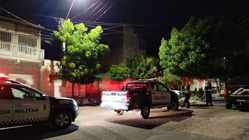 Imagem 1 - A vítima foi identificada como Lucas Gabriel Varela da Silva, de 20 anos. O crime ocorreu por volta das 21h20min, na Rua Afonso Pena, nas proximidades do mercado público do bairro Bom Jardim. Segundo relatos, Lucas Gabriel foi surpreendido na rua por atiradores e morto com vários disparos de pistola calibre .380 quando voltava para casa. Imagem 1 - A vítima foi identificada como Lucas Gabriel Varela da Silva, de 20 anos. O crime ocorreu por volta das 21h20min, na Rua Afonso Pena, nas proximidades do mercado público do bairro Bom Jardim. Segundo relatos, Lucas Gabriel foi surpreendido na rua por atiradores e morto com vários disparos de pistola calibre .380 quando voltava para casa.