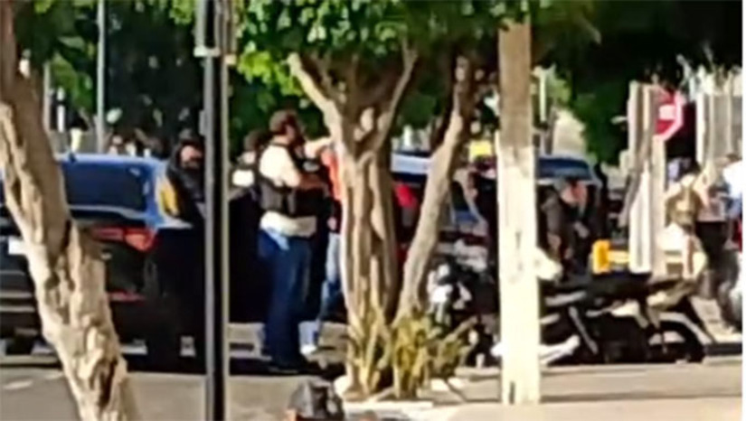 Imagem 1 - A prisão ocorreu em um escritório de advocacia na Avenida Rio Branco, em Mossoró, após a equipe policial monitorar os passos do suspeito. Segundo a polícia, Raffael havia acabado de realizar um saque de R$ 100 mil em um banco e se dirigiu ao local. Durante a abordagem, o dinheiro foi encontrado em uma bolsa que estava com seu advogado, minutos antes de ambos entrarem no prédio. Imagem 1 - A prisão ocorreu em um escritório de advocacia na Avenida Rio Branco, em Mossoró, após a equipe policial monitorar os passos do suspeito. Segundo a polícia, Raffael havia acabado de realizar um saque de R$ 100 mil em um banco e se dirigiu ao local. Durante a abordagem, o dinheiro foi encontrado em uma bolsa que estava com seu advogado, minutos antes de ambos entrarem no prédio.