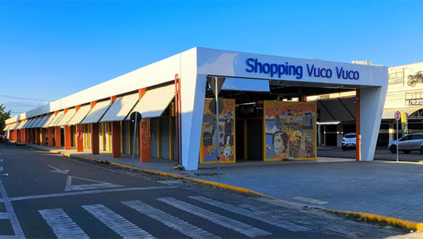Imagem 1 - A Prefeitura de Mossoró entregará no dia 25, às 9h, a reforma e ampliação do Mercado do Vuco Vuco, um dos principais centros comerciais populares da cidade. A obra, que abrangeu 5.760 m², modernizou e ampliou o espaço, com 147 boxes em alvenaria, oito lanchonetes, nova praça de alimentação, sanitários acessíveis, além de melhorias em infraestrutura, acessibilidade, segurança e acabamentos. Também foram construídos um pórtico de acesso e uma obra de arte em cerâmica de artista local. A modernização garante melhores condições de trabalho para os comerciantes e mais conforto e acessibilidade para a população. Imagem 1 - A Prefeitura de Mossoró entregará no dia 25, às 9h, a reforma e ampliação do Mercado do Vuco Vuco, um dos principais centros comerciais populares da cidade. A obra, que abrangeu 5.760 m², modernizou e ampliou o espaço, com 147 boxes em alvenaria, oito lanchonetes, nova praça de alimentação, sanitários acessíveis, além de melhorias em infraestrutura, acessibilidade, segurança e acabamentos. Também foram construídos um pórtico de acesso e uma obra de arte em cerâmica de artista local. A modernização garante melhores condições de trabalho para os comerciantes e mais conforto e acessibilidade para a população.
