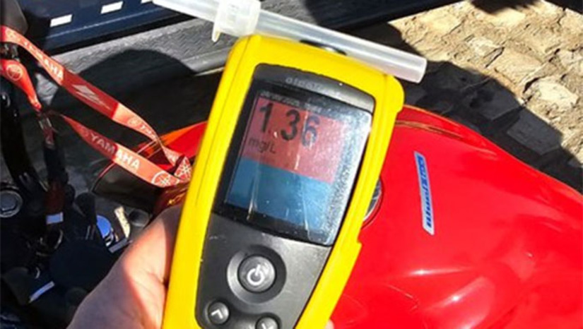 Imagem 1 - O condutor fez o teste do bafômetro e o resultado, 1,36 mg/L de álcool, superou em quatro vezes o limite legal. Ele foi levado à Polícia Civil e autuado pelo crime de dirigir sob efeito de álcool. O passageiro, que era o proprietário da moto, apresentou um terceiro habilitado para retirar o veículo, que foi liberado. Imagem 1 - O condutor fez o teste do bafômetro e o resultado, 1,36 mg/L de álcool, superou em quatro vezes o limite legal. Ele foi levado à Polícia Civil e autuado pelo crime de dirigir sob efeito de álcool. O passageiro, que era o proprietário da moto, apresentou um terceiro habilitado para retirar o veículo, que foi liberado.