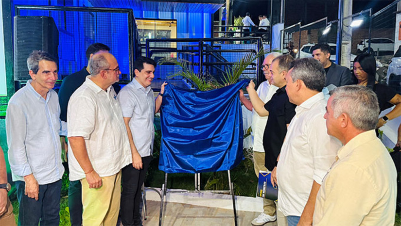 Imagem 1 - Esta é a segunda unidade do SEBRAE instalada no Rio Grande do Norte. A primeira foi na capital do estado. A Loja do Empreendedor do Sebrae é para quem quer empreender, crescer nos negócios: “Hoje é um dia marcante para Apodi e para toda a região Oeste", diz o prefeito Sabino Neto”. O ex-prefeito Alan Silveira, hoje Secretário de Desenvolvimento do Rio Grande do Norte, também festejou. "Sonho Realizado, diz o secretário Alan Silveira, membro do Conselho Deliberativo do Sebrae Imagem 1 - Esta é a segunda unidade do SEBRAE instalada no Rio Grande do Norte. A primeira foi na capital do estado. A Loja do Empreendedor do Sebrae é para quem quer empreender, crescer nos negócios: “Hoje é um dia marcante para Apodi e para toda a região Oeste", diz o prefeito Sabino Neto”. O ex-prefeito Alan Silveira, hoje Secretário de Desenvolvimento do Rio Grande do Norte, também festejou. "Sonho Realizado, diz o secretário Alan Silveira, membro do Conselho Deliberativo do Sebrae