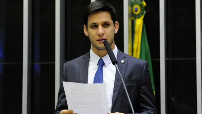 Imagem 1 - O ex-deputado federal Rafael Mota permanece internado no Hospital Vila Nova Star, em São Paulo, após sofrer um acidente de kitesurf no domingo (24). Segundo boletim médico divulgado nesta terça-feira (26), ele teve lesão brônquica e fraturas na coluna, esterno e antebraço. O ex-parlamentar está intubado e em coma induzido, mas seu estado clínico é considerado estável. A equipe médica informou que novos boletins serão divulgados conforme a evolução do quadro. Imagem 1 - O ex-deputado federal Rafael Mota permanece internado no Hospital Vila Nova Star, em São Paulo, após sofrer um acidente de kitesurf no domingo (24). Segundo boletim médico divulgado nesta terça-feira (26), ele teve lesão brônquica e fraturas na coluna, esterno e antebraço. O ex-parlamentar está intubado e em coma induzido, mas seu estado clínico é considerado estável. A equipe médica informou que novos boletins serão divulgados conforme a evolução do quadro.