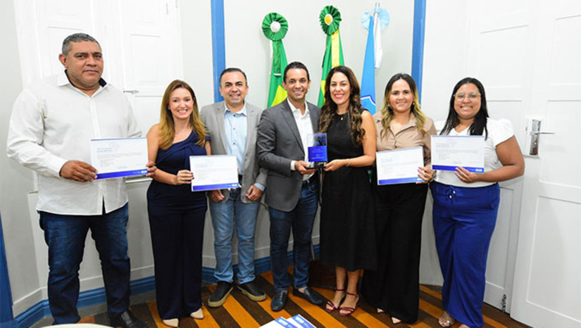 Imagem 1 -  O troféu e certificado são concedidos pela Controladoria Regional da União (CGU).   O Município de Mossoró foi premiado na categoria Ouvidorias, entre os municípios com até 300 mil habitantes. A Prefeitura de Mossoró ficou em 2º lugar com o projeto “Ouvindo os Servidores”, inscrito pela Ouvidoria Itinerante da cidade e, desenvolvido ao longo da gestão do prefeito Allyson. 