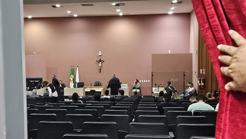 Imagem 1 - O lavador de carro Paulo Pedro da Silva Filho, de 28 anos, o auxiliar de serviços gerais José André da Silva Nascimento, de 37 anos, e o mecânico Anderson Wendam Mesquita de Lima, de 25 anos, conhecido por Gato Preto, haviam sido acusados do assassinato de Alehandro Menezes de Souza, crime este ocorrido no dia 1º de janeiro de 2002, no bairro Santa Delmira, zona oeste cidade de Mossoró-RN. O Júri aconteceu neste dia 26 de agosto de 2025. Imagem 1 - O lavador de carro Paulo Pedro da Silva Filho, de 28 anos, o auxiliar de serviços gerais José André da Silva Nascimento, de 37 anos, e o mecânico Anderson Wendam Mesquita de Lima, de 25 anos, conhecido por Gato Preto, haviam sido acusados do assassinato de Alehandro Menezes de Souza, crime este ocorrido no dia 1º de janeiro de 2002, no bairro Santa Delmira, zona oeste cidade de Mossoró-RN. O Júri aconteceu neste dia 26 de agosto de 2025.