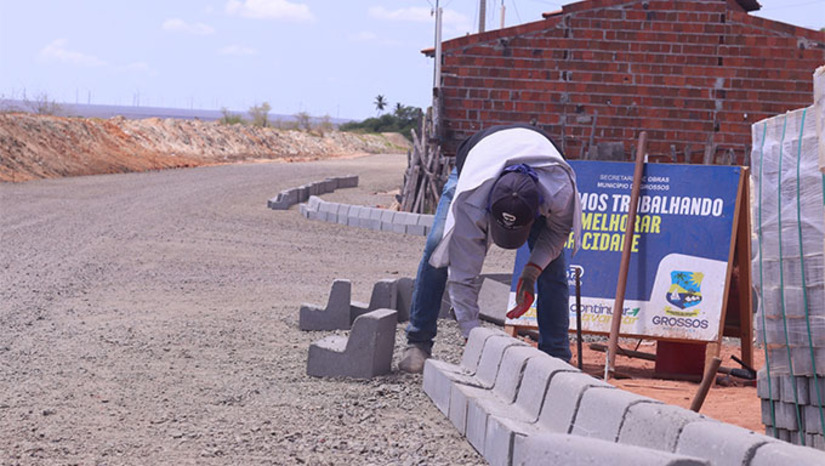 Imagem 1 - As obras de revitalização da Avenida Terezinha Pereira, em Grossos, vão transformar a via em um espaço moderno, sustentável e voltado ao bem-estar da população. O projeto inclui novo sistema de drenagem, pavimentação com blocos intertravados, ciclovia, praças, quiosques, parques infantis, academias da terceira idade e área para eventos. A iluminação será toda em LED, garantindo segurança e economia. Com investimento de mais de R$ 15 milhões do Programa Acelera Grossos, a nova avenida promete se tornar cartão-postal e ponto de encontro para a comunidade. Imagem 1 - As obras de revitalização da Avenida Terezinha Pereira, em Grossos, vão transformar a via em um espaço moderno, sustentável e voltado ao bem-estar da população. O projeto inclui novo sistema de drenagem, pavimentação com blocos intertravados, ciclovia, praças, quiosques, parques infantis, academias da terceira idade e área para eventos. A iluminação será toda em LED, garantindo segurança e economia. Com investimento de mais de R$ 15 milhões do Programa Acelera Grossos, a nova avenida promete se tornar cartão-postal e ponto de encontro para a comunidade.