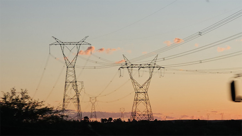   O MME, a ANEEL e o ONS, embora tenham acesso a todas essas informações – pois são eles que autorizam os projetos – não agiram para antecipar o impacto do volume simultâneo de novas conexões. O resultado: cortes arbitrários de geração renovável, acionamento de térmicas muito mais caras (de R$ 1.700 a R$ 2.600/MWh) no lugar de fontes limpas que geram a R$ 170/MWh, e um efeito inevitável: o aumento do custo da energia. Resolver o problema passa por acelerar obras de transmissão, revisar os critérios de corte, valorizar a flexibilidade do sistema e integrar melhor o planejamento.