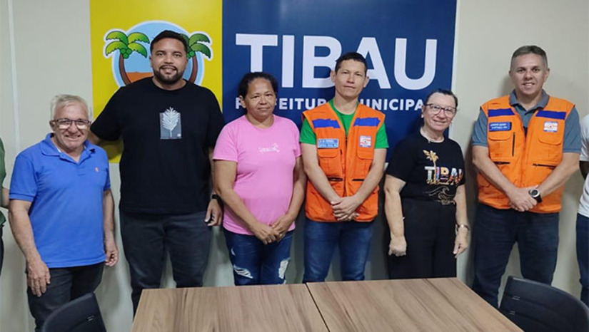 Imagem 1 - Durante o encontro, foram discutidas a atual situação de seca grave na região e os impactos do avanço das águas do mar no litoral de Tibau. O Agente Regional Alyson Ferreira e seu auxiliar Jorimar Gomes buscaram analisar possíveis ações para mitigar esses problemas. A agenda foi considerada produtiva pelos participantes, que compartilharam seus posicionamentos técnicos a fim de traçar estratégias para enfrentar os desafios ambientais do município. Imagem 1 - Durante o encontro, foram discutidas a atual situação de seca grave na região e os impactos do avanço das águas do mar no litoral de Tibau. O Agente Regional Alyson Ferreira e seu auxiliar Jorimar Gomes buscaram analisar possíveis ações para mitigar esses problemas. A agenda foi considerada produtiva pelos participantes, que compartilharam seus posicionamentos técnicos a fim de traçar estratégias para enfrentar os desafios ambientais do município.
