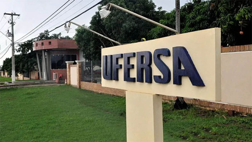 Imagem 1 - A solenidade será presidida pelo reitor Rodrigo Codes, ladeado do ministro da Educação Camilo Santana, que fará sua primeira agenda oficial na cidade de Mossoró, e da governadora Fátima Bezerra. A solenidade marca a entrega das honrarias outorgadas pelo Conselho Universitário, instância máxima da Ufersa, que concede Título de Doutora Honoris Causa à senhora Marina Silva, ministra do Meio Ambiente e Mudança do Clima. Imagem 1 - A solenidade será presidida pelo reitor Rodrigo Codes, ladeado do ministro da Educação Camilo Santana, que fará sua primeira agenda oficial na cidade de Mossoró, e da governadora Fátima Bezerra. A solenidade marca a entrega das honrarias outorgadas pelo Conselho Universitário, instância máxima da Ufersa, que concede Título de Doutora Honoris Causa à senhora Marina Silva, ministra do Meio Ambiente e Mudança do Clima.
