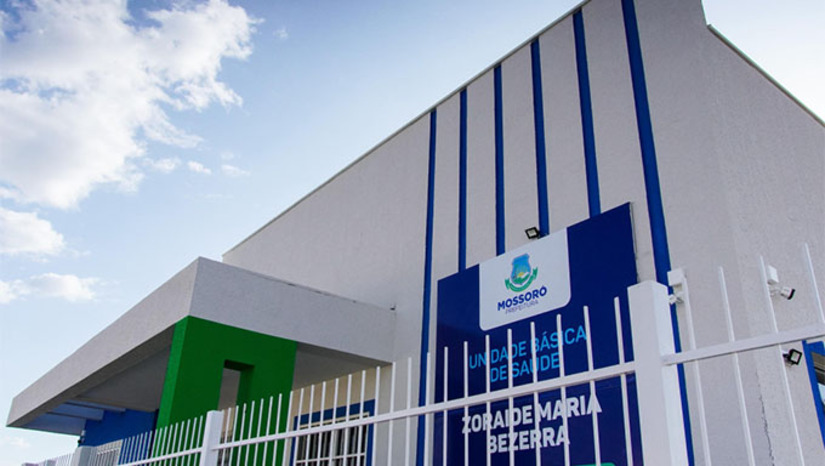 Imagem 1 - A nova UBS integra o programa “Mossoró Realiza”, que prevê a construção de 15 unidades de saúde no município, sendo 3 na zona urbana e 12 na zona rural. A unidade funcionará em horário estendido, das 9h às 19h com estrutura completa de consultórios, salas de procedimentos, farmácia, imunização e áreas de apoio, beneficiando os cerca de 15 mil moradores do bairro. A inauguração, celebrada com a presença do prefeito Allyson Bezerra, da senadora Zenaide Maia, autoridades e moradores, marca um avanço importante no acesso à saúde em uma das regiões que mais cresce na cidade. Imagem 1 - A nova UBS integra o programa “Mossoró Realiza”, que prevê a construção de 15 unidades de saúde no município, sendo 3 na zona urbana e 12 na zona rural. A unidade funcionará em horário estendido, das 9h às 19h com estrutura completa de consultórios, salas de procedimentos, farmácia, imunização e áreas de apoio, beneficiando os cerca de 15 mil moradores do bairro. A inauguração, celebrada com a presença do prefeito Allyson Bezerra, da senadora Zenaide Maia, autoridades e moradores, marca um avanço importante no acesso à saúde em uma das regiões que mais cresce na cidade.
