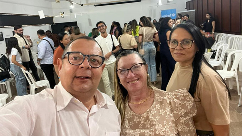 Imagem 1 - O encontro teve como objetivo capacitar os representantes municipais para o trabalho em prol do Selo Unicef, visando integração das políticas públicas de garantia dos direitos das crianças e adolescentes, em diversas áreas como, saúde, educação, assistência social, cultura, esporte, entre outras. A presença da equipe de Tibau reflete o compromisso da gestão local em implementar ações que promovam a melhoria na qualidade de vida das crianças e jovens do município. Imagem 1 - O encontro teve como objetivo capacitar os representantes municipais para o trabalho em prol do Selo Unicef, visando integração das políticas públicas de garantia dos direitos das crianças e adolescentes, em diversas áreas como, saúde, educação, assistência social, cultura, esporte, entre outras. A presença da equipe de Tibau reflete o compromisso da gestão local em implementar ações que promovam a melhoria na qualidade de vida das crianças e jovens do município.
