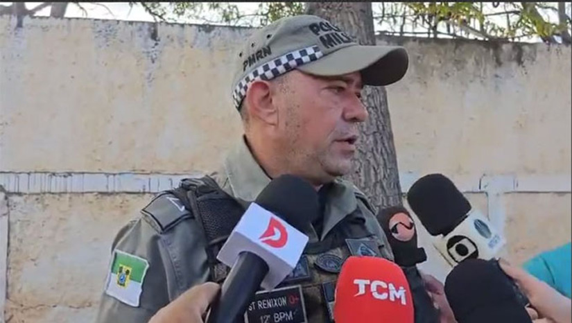 Imagem 1 - Tiro que matou Maria Claudia foi disparado dentro do quarto do casal, local que foi encontrado cocaína num prato, maconha no armário e também muitos psicotrópicos pela perícia técnica. O suspeito contou ao Sargento PM Renixon, que as drogas eram de seu uso pessoal e que tiro que matou a mulher havia sido acidental. Renixo disse que a vítima estava dentro do carro, já sem vida, e o suspeito Rafael Gonçalves “bastante agressivo e desorientado”. A Polícia Civil está com o suspeito detido enquanto investiga as circunstâncias do caso. Imagem 1 - Tiro que matou Maria Claudia foi disparado dentro do quarto do casal, local que foi encontrado cocaína num prato, maconha no armário e também muitos psicotrópicos pela perícia técnica. O suspeito contou ao Sargento PM Renixon, que as drogas eram de seu uso pessoal e que tiro que matou a mulher havia sido acidental. Renixo disse que a vítima estava dentro do carro, já sem vida, e o suspeito Rafael Gonçalves “bastante agressivo e desorientado”. A Polícia Civil está com o suspeito detido enquanto investiga as circunstâncias do caso.