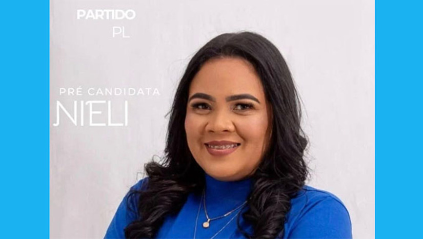 Imagem 1 - A vítima Marcia Ferreira Alves é muito conhecida em Grossos. Ela foi candidata a vereadora pelo PL na campanha passada. Testemunhas contaram a Policia Militar que a vítima foi executada dentro de casa por volta das 3h30 deste sábado, 30. A PM fez o isolamento da área e acionou a Policia Civil e o ITEP ara iniciar o trabalho de investigação para esclarecer o fato. Imagem 1 - A vítima Marcia Ferreira Alves é muito conhecida em Grossos. Ela foi candidata a vereadora pelo PL na campanha passada. Testemunhas contaram a Policia Militar que a vítima foi executada dentro de casa por volta das 3h30 deste sábado, 30. A PM fez o isolamento da área e acionou a Policia Civil e o ITEP ara iniciar o trabalho de investigação para esclarecer o fato.