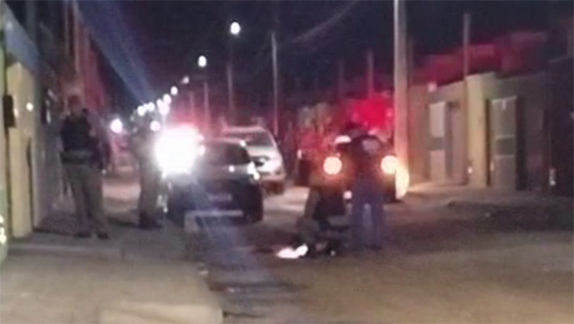 Imagem 1 - O crime ocorreu por volta das 23h50min, na Rua Beatriz Maria da Costa. Segundo informações obtidas no local, Vitinho era passageiro de um carro de aplicativo, dirigido por uma mulher. A vítima, Paulo Vitor Barbosa da Costa, o "Vitinho", morador do Bairro Bom Jesus. O caso será investigado pela Polícia Civil Imagem 1 - O crime ocorreu por volta das 23h50min, na Rua Beatriz Maria da Costa. Segundo informações obtidas no local, Vitinho era passageiro de um carro de aplicativo, dirigido por uma mulher. A vítima, Paulo Vitor Barbosa da Costa, o "Vitinho", morador do Bairro Bom Jesus. O caso será investigado pela Polícia Civil