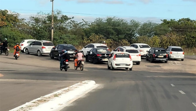 Imagem 1 - O acidente, registrado na noite desta segunda-feira (1º) na BR-304, próximo ao conjunto Nova Mossoró, vitimou o vigilante Alan Kaio, natural de Caraúbas. A vítima conduzia uma motocicleta quando foi atingido por um ônibus de uma empresa salineira. O impacto arrastou o veículo por cerca de 50 metros, e Alan não resistiu. O caso reforçou a reivindicação dos moradores do conjunto, que já solicitaram ao Dnit, por meio de ofício, o último em 21 de julho, a instalação de lombadas semelhantes às existentes no km 08 da BR-304, próximo à Maísa, para garantir mais segurança no trecho. Imagem 1 - O acidente, registrado na noite desta segunda-feira (1º) na BR-304, próximo ao conjunto Nova Mossoró, vitimou o vigilante Alan Kaio, natural de Caraúbas. A vítima conduzia uma motocicleta quando foi atingido por um ônibus de uma empresa salineira. O impacto arrastou o veículo por cerca de 50 metros, e Alan não resistiu. O caso reforçou a reivindicação dos moradores do conjunto, que já solicitaram ao Dnit, por meio de ofício, o último em 21 de julho, a instalação de lombadas semelhantes às existentes no km 08 da BR-304, próximo à Maísa, para garantir mais segurança no trecho.