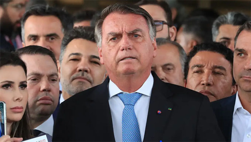   A 1ª Turma do STF começa a julgar nesta terça (2) a ação penal contra Bolsonaro e outros 7 acusados de tentativa de golpe de Estado. Segundo a acusação, o grupo tentou subverter o resultado das urnas e se manter no poder mesmo com a derrota nas eleições de 2022. Bolsonaro responde por 5 crimes. Caso seja condenado, as penas somadas podem chegar a 43 anos. 