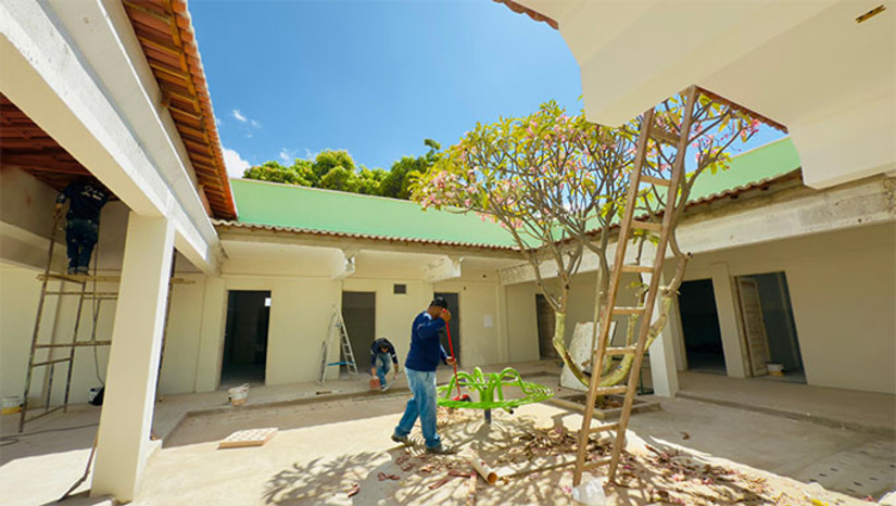 Imagem 1 -  Entre as melhorias realizadas, estão a aquisição de equipamentos novinhos, carteiras novas e a climatização de todos os ambientes, garantindo bem-estar tanto para as crianças quanto para os profissionais que atuam na creche. Cada detalhe foi cuidadosamente planejado para oferecer um ambiente que estimule o aprendizado e a convivência saudável.  Para o prefeito Sabino, essa entrega representa um compromisso cumprido com a comunidade