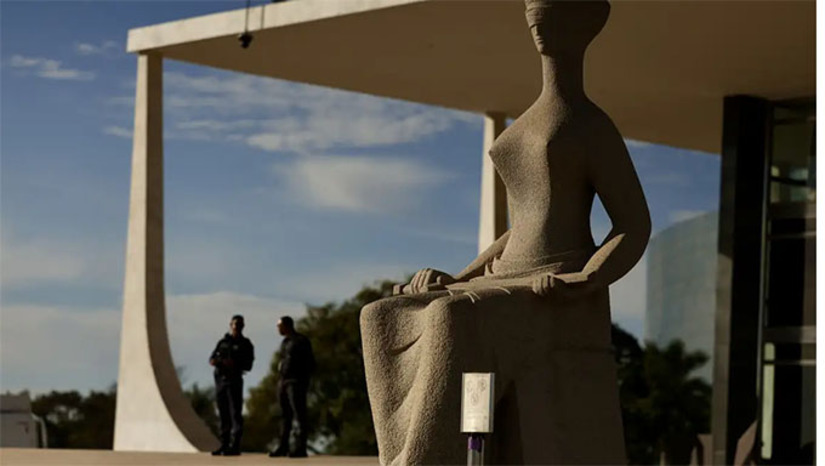   Segundo a defesa de Ramagem, os arquivos enviados ao então presidente Bolsonaro foram produzidos a partir de informações públicas e discursos do próprio presidente, além de "anotações e opiniões pessoais". De acordo com a acusação da PGR, Ramagem teria atuado para descredibilizar o sistema eletrônico de votação, além de fazer parte de uma organização criminosa para auxiliar Bolsonaro na divulgação de notícias falsas, em 2022.