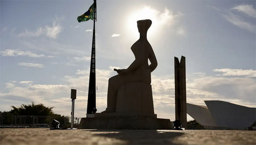   A retomada do julgamento nesta quarta, serão ouvidas as sustentações dos advogados de Bolsonaro; do ex-ministro do Gabinete de Segurança Institucional (GSI) Augusto Heleno; do ex-ministro da Defesa Paulo Sérgio Nogueira e do general Braga Netto, ex-ministro de Bolsonaro e candidato à vice na chapa de 2022.  Foram destinadas oito sessões para análise do caso. A primeira foi realizada na última terça-feira (2). As demais foram marcadas para os dias 3, 9, 10 e 12 de setembro.