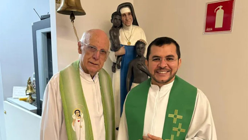 Imagem 1 -  Pe. Júlio Lancelotti estará em Mossoró, nesta segunda-feira (08) para conhecer o Projeto Casa da Esperança, iniciativa que será lançada pela Diocese para atender os moradores de rua. Durante sua passagem por Mossoró, Padre Júlio cumprirá uma programação especial e presidirá a Santa Missa na Catedral de Santa Luzia, no dia 09 de setembro, às 17h30. Recentemente, em São Paulo, o Vigário Geral e pároco da Catedral, Pe. Antoniel Alves, foi recebido por Padre Júlio e pôde testemunhar de perto o seu incansável trabalho junto à população em situação de rua e seu envolvimento com as diversas causas sociais.