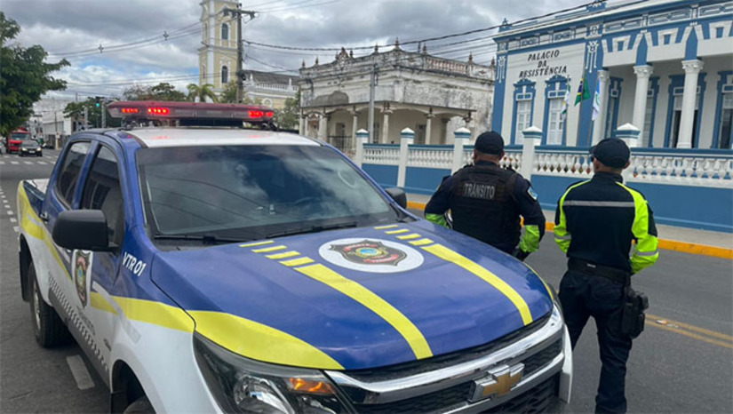 Imagem 1 - A Prefeitura de Mossoró fará interdições no trânsito para o desfile cívico-militar de 7 de Setembro. O bloqueio principal será na avenida Alberto Maranhão, entre as ruas Campos Sales e Felipe Camarão, a partir das 22h do sábado (6), com liberação prevista para o meio-dia de domingo (7). Também haverá pontos de interdição no entorno da área central. Motoristas devem utilizar rotas alternativas, como a avenida Rio Branco e a Coronel Gurgel. Agentes de trânsito estarão de plantão para orientar condutores, e a população pode acionar o serviço pelo número 156. Imagem 1 - A Prefeitura de Mossoró fará interdições no trânsito para o desfile cívico-militar de 7 de Setembro. O bloqueio principal será na avenida Alberto Maranhão, entre as ruas Campos Sales e Felipe Camarão, a partir das 22h do sábado (6), com liberação prevista para o meio-dia de domingo (7). Também haverá pontos de interdição no entorno da área central. Motoristas devem utilizar rotas alternativas, como a avenida Rio Branco e a Coronel Gurgel. Agentes de trânsito estarão de plantão para orientar condutores, e a população pode acionar o serviço pelo número 156.
