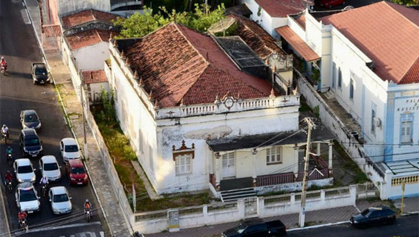 Imagem 1 -  A Justiça do Rio Grande do Norte autorizou a desapropriação de um casarão histórico localizado ao lado do Palácio da Resistência, em Mossoró, reconhecendo a legalidade do pedido feito pela Prefeitura. O imóvel, que apresenta forte deterioração, terá indenização fixada em R$ 1,3 milhão. O objetivo da gestão municipal é restaurar o prédio e transformá-lo em espaço de preservação da história e da cultura mossoroense.