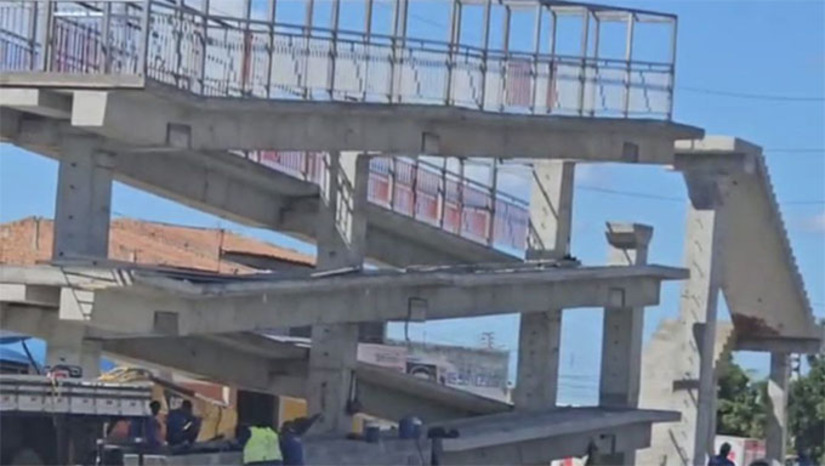 Imagem 1 - A BR-304, em Mossoró, será interditada totalmente entre os dias 6 e 9 de setembro, das 10h às 16h, para a içamento de vigas de passarelas de pedestres. As obras fazem parte do pacote de duplicação da BR-304, as passarelas tem investimento estimado em R$ 29 milhões e vão beneficiar diretamente os moradores dos bairros Bom Jesus, Liberdade 1 e 2, Dom Jaime Câmara e Sumaré, proporcionando mais segurança para quem precisa atravessar a rodovia diariamente. A construção das passarelas contemplará baias de ônibus, drenagem, sinalização, passeios e iluminação. Imagem 1 - A BR-304, em Mossoró, será interditada totalmente entre os dias 6 e 9 de setembro, das 10h às 16h, para a içamento de vigas de passarelas de pedestres. As obras fazem parte do pacote de duplicação da BR-304, as passarelas tem investimento estimado em R$ 29 milhões e vão beneficiar diretamente os moradores dos bairros Bom Jesus, Liberdade 1 e 2, Dom Jaime Câmara e Sumaré, proporcionando mais segurança para quem precisa atravessar a rodovia diariamente. A construção das passarelas contemplará baias de ônibus, drenagem, sinalização, passeios e iluminação.