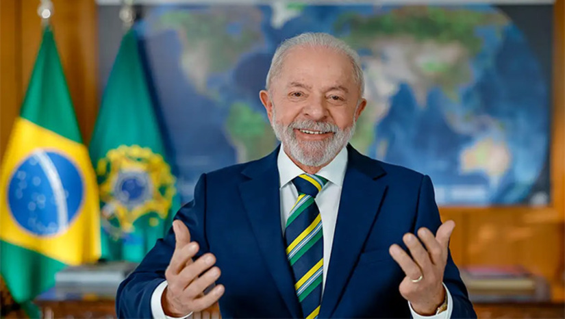   “Não somos e não seremos novamente colônia de ninguém. Somos capazes de governar e de cuidar da nossa terra e da nossa gente, sem interferência de nenhum governo estrangeiro”, disse.  Em referência a ataques contra a democracia, Lula afirmou que “é inadmissível o papel de alguns políticos brasileiros que estimulam os ataques ao Brasil”.  "Foram eleitos para trabalhar pelo povo brasileiro, mas defendem apenas seus interesses pessoais. São traidores da pátria. A História não os perdoará."