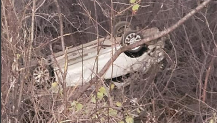 Imagem 1 - Motorista perdeu o controle do Corola numa curva, saiu da pista e captou várias vezes: Morreram no local: Wigna Begna Queiroz de Lima, de 25 anos, de Mossoró; Yasmin Gabrielly Oliveira Lima, de 16 anos, de Alexandria; Miranildo Miguel de Oliveira, de 46 anos, de Antônio Martins; Sobriveram as pessoas de Juscelino e Thomas. O caso deve ser investigado pela Policia Civil. Imagem 1 - Motorista perdeu o controle do Corola numa curva, saiu da pista e captou várias vezes: Morreram no local: Wigna Begna Queiroz de Lima, de 25 anos, de Mossoró; Yasmin Gabrielly Oliveira Lima, de 16 anos, de Alexandria; Miranildo Miguel de Oliveira, de 46 anos, de Antônio Martins; Sobriveram as pessoas de Juscelino e Thomas. O caso deve ser investigado pela Policia Civil.