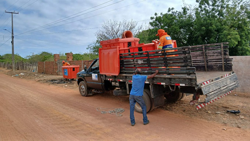 Imagem 1 - Inicialmente, sete assentamentos serão beneficiados diretamente com ações de coleta de resíduos sólidos, como Cabelo de Nego, Cristais, Guarujá, São José I, São Cristóvão, São José II e Santa Rita de Cássia. Todas as terças-feiras, o serviço de recolhimento desses resíduos será realizado. Assim, as comunidades listadas já podem contar com uma data fixa para o descarte correto deste material, evitando vias poluídas e garantindo mais bem-estar. Imagem 1 - Inicialmente, sete assentamentos serão beneficiados diretamente com ações de coleta de resíduos sólidos, como Cabelo de Nego, Cristais, Guarujá, São José I, São Cristóvão, São José II e Santa Rita de Cássia. Todas as terças-feiras, o serviço de recolhimento desses resíduos será realizado. Assim, as comunidades listadas já podem contar com uma data fixa para o descarte correto deste material, evitando vias poluídas e garantindo mais bem-estar.