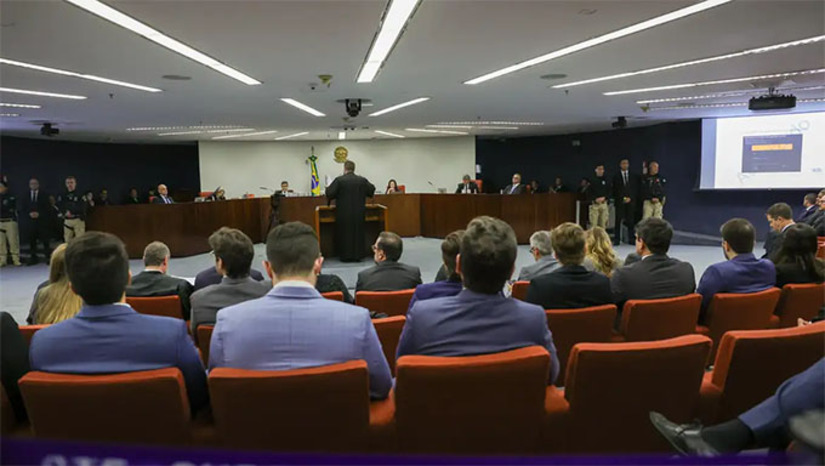   A partir de hoje, será iniciada a votação que resultará na condenação ou absolvição dos réus. Também foram reservadas as sessões dos dias 10,11 e 12 de setembro para finalização do julgamento. Todos os réus respondem pelos crimes de organização criminosa armada, tentativa de abolição violenta do Estado Democrático de Direito, golpe de Estado, dano qualificado pela violência e grave ameaça e deterioração de patrimônio tombado.