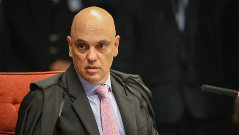   Moraes iniciou seu voto sobre o mérito do caso afirmando haver ao menos 13 atos executórios que comprovam a existência da organização criminosa golpista e sua ação coordenada e planejada, em “uma cronologia criminosa lógica no sentido da obtenção dos resultados pretendidos pela organização criminosa”. Nesta terça-feira (9), a Primeira Turma retomou o julgamento que pode condenar Bolsonaro e mais sete aliados por uma trama golpista que teria atuado para reverter o resultado das eleições de 2022.