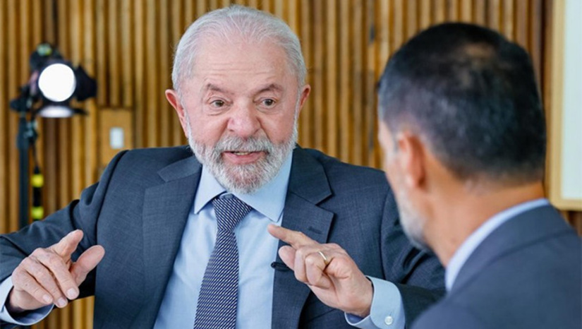   Pesquisa divulgada pela CNT nesta segunda-feira (8) mostra o presidente Lula da Silva na 1ª posição para a Presidência em 2026 em três cenários estimulados para o 1º turno com mais de 30% das intenções de voto. Os colocados em seguida nos três cenários são o ex-presidente Jair Bolsonaro (29,7%), Tarcísio de Freitas (17,1%) e Eduardo Bolsonaro (14,6%). O levantamento ouviu 2.002 pessoas entre 3 e 6 de setembro. 