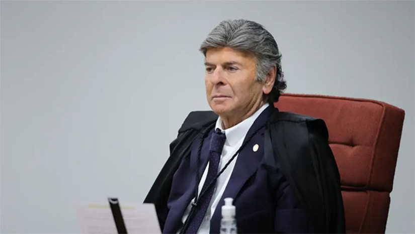   Retoma nesta quarta-feira (10), às 9h, o julgamento do ex-presidente Jair Bolsonaro e mais sete aliados, que são réus pela trama golpista para tentar reverter o resultado das eleições de 2022.  A sessão vai começar pelo voto de Luiz Fux, terceiro ministro a se manifestar no julgamento.  Até o momento, o placar está 2 votos a 0 pela condenação de Bolsonaro e seus aliados pelos crimes de crimes de organização criminosa armada, tentativa de abolição violenta do Estado Democrático de Direito, golpe de Estado, dano qualificado pela violência e grave ameaça e deterioração de patrimônio tombado.