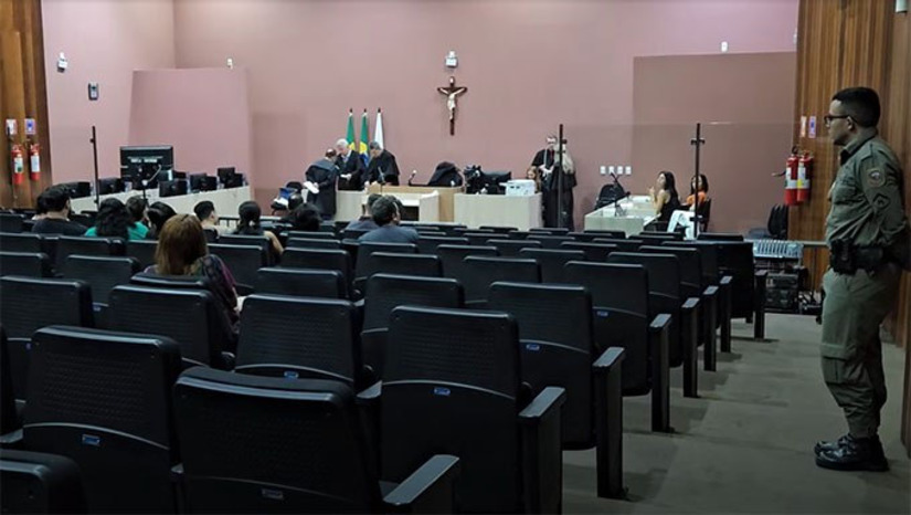 Imagem 1 -  Segundo a denuncia do MPRN, Francisco Jairton estava discutindo com a esposa e a mãe dele, Jeiza Freire, foi pedir para a vítima Daliana ir dormir em sua casa. Jairton aproveitou o momento e, se aproximando por trás, deu uma facada no pescoço, puxou a faca e deu outra cutilada nas costas, do lado esquerdo. Na terceira facada, Jeiza Freire segurou o filho para Daliana fugir. O julgamento começa de 9 horas.  