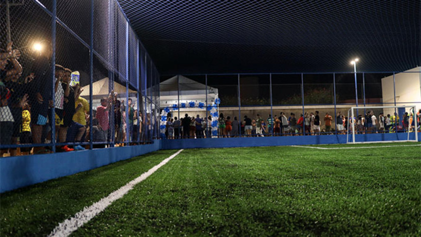 Imagem 1 - As areninhas de Mossoró, nos bairros Belo Horizonte e Santo Antônio, seguem com inscrições abertas para escolinhas de futebol e aulas de funcional. Atualmente, 212 alunos estão matriculados, mas ainda restam 58 vagas. No Belo Horizonte, há 41 vagas disponíveis para crianças e adolescentes de 7 a 17 anos. Já no Santo Antônio, restam vagas em algumas categorias, exceto para funcional adulto e futebol de 7 a 9 anos, que já estão completos. As inscrições são realizadas diretamente nas areninhas, durante os horários das atividades. Imagem 1 - As areninhas de Mossoró, nos bairros Belo Horizonte e Santo Antônio, seguem com inscrições abertas para escolinhas de futebol e aulas de funcional. Atualmente, 212 alunos estão matriculados, mas ainda restam 58 vagas. No Belo Horizonte, há 41 vagas disponíveis para crianças e adolescentes de 7 a 17 anos. Já no Santo Antônio, restam vagas em algumas categorias, exceto para funcional adulto e futebol de 7 a 9 anos, que já estão completos. As inscrições são realizadas diretamente nas areninhas, durante os horários das atividades.