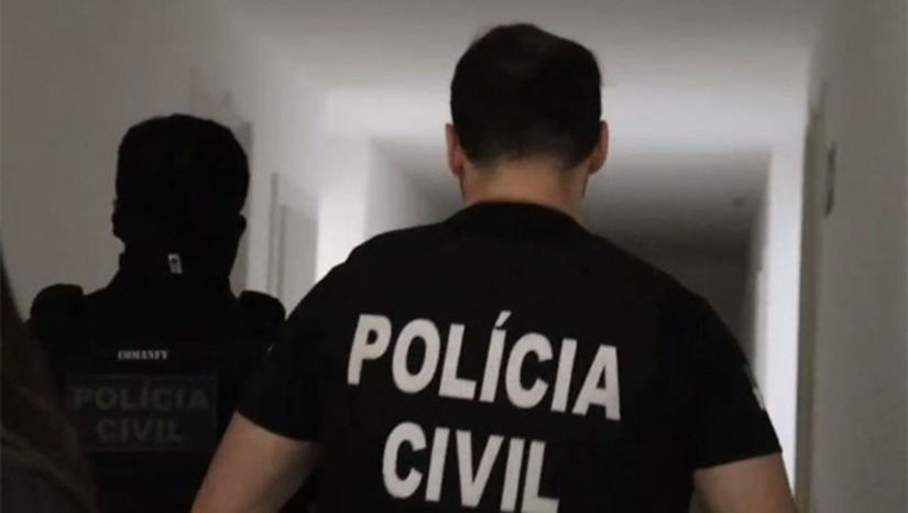 Imagem 1 -  A Polícia Civil do RN deflagrou nesta quarta-feira (10) a Operação Viúva Negra, contra jogos de azar virtuais e lavagem de dinheiro. A ação resultou no bloqueio de R$ 2 milhões, além do sequestro de imóveis urbanos em Parnamirim e Mossoró e a apreensão de veículos de luxo. O esquema era comandado por influenciadoras digitais, que usavam redes sociais para atrair seguidores ao “jogo do tigrinho”, manipulando versões de demonstração para simular ganhos. Os valores eram lavados por meio de empresas de fachada e conversão em bens de alto padrão.