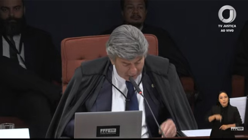   Ministro alega que ex-presidente apenas cogitou medidas de exceção. Apesar do entendimento do ministro, o placar pela condenação de Bolsonaro e mais sete réus está 2 votos a 1. Os votos pela condenação foram proferidos ontem pelos ministros Alexandre de Moraes e Flávio Dino.   O ministro prossegue na leitura do voto sobre as acusações de mais cinco réus. A sessão já dura mais de dez horas. 