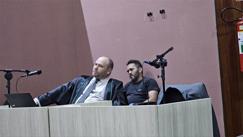 Imagem 1 -  O promotor de Justiça relata que o réu Francisco Jairton Freire Fernandes, movido por ciúmes, desferiu, por trás, uma facada no pescoço e outra nas costas da esposa Daliana Araújo da Silva, no dia 16 de março de 2023, no bairro Aeroporto, em Mossoró-RN. A defesa disse que o réu é esquizofrênico e que acreditava que Daliana estava batendo na mãe dele. O julgamento aconteceu nesta quarta-feira, dia 10, em Mossoró-RN.