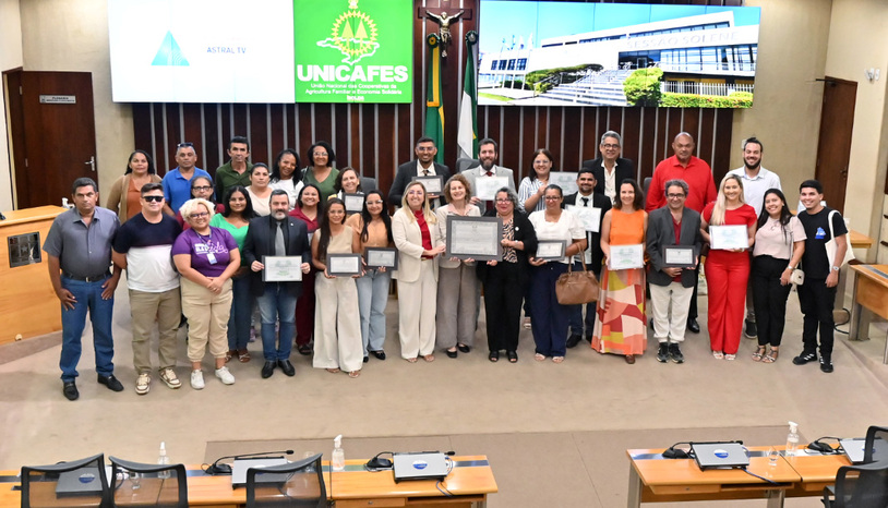 Imagem 1 -  "Render uma homenagem especial a Fátima Torres, presidente da Unicafes Nacional, e Neneide Lima, a nível local. Conduz com bravura nossa Unicafes do RN. Seus nomes estão cravados e gravados na história da dignidade do povo potiguar. Muito obrigado por essa luta de vocês duas", disse Isolda Dantas. "Falar da Unicafes é falar de uma história de muitas lutas, mas é falar também de princípios e desafios da nossa geração.”