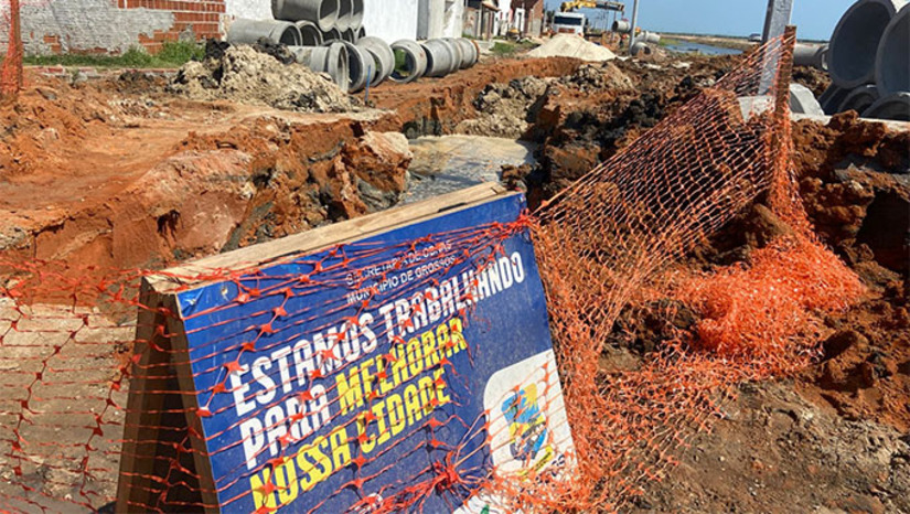 Imagem 1 -  A obra de revitalização da Avenida Terezinha Pereira, em Grossos, avança com a instalação de manilhas, etapa fundamental para o sistema de drenagem e durabilidade da infraestrutura. Com investimento superior a R$ 15 milhões, dentro do programa Acelera Grossos, a intervenção prevê pavimentação de qualidade, calçadas acessíveis, ciclovia e iluminação moderna. Além de melhorar a mobilidade e prevenir alagamentos, a nova avenida será um cartão-postal da cidade, fortalecendo o turismo, a economia local e a qualidade de vida da população.