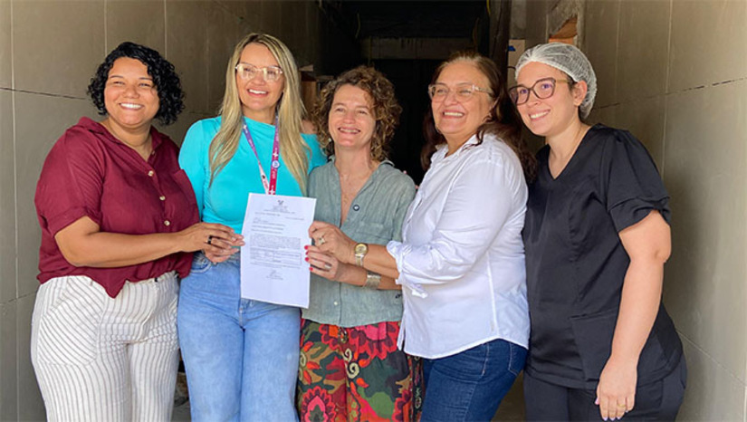 Imagem 1 -  A deputada destinou 200 mil reais de emenda parlamentar para equipar o setor de nutrição que está sendo construído no Hospital. “Uma emenda nossa, a pedido da vereadora Pluvia, para que a gente veja a transformação do Tarcísio Maia. Vai ser prédio novo, com equipamento novo, cozinha nova, com o SUS de sempre que salva vidas”, afirmou Isolda.