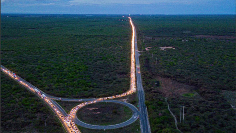 Imagem 1 - A Justiça do Rio Grande do Norte condenou o Estado a indenizar em R$ 30 mil por danos morais e R$ 16,7 mil por danos materiais um homem que sofreu acidente na RN-013, entre Tibau e Mossoró, devido a um buraco na rodovia. O juiz Pedro Cordeiro Júnior, da 1ª Vara da Fazenda Pública de Mossoró, reconheceu a responsabilidade do Estado pela falta de manutenção e sinalização da via, destacando que as provas confirmaram o nexo entre a omissão estatal e os danos sofridos pela vítima. Imagem 1 - A Justiça do Rio Grande do Norte condenou o Estado a indenizar em R$ 30 mil por danos morais e R$ 16,7 mil por danos materiais um homem que sofreu acidente na RN-013, entre Tibau e Mossoró, devido a um buraco na rodovia. O juiz Pedro Cordeiro Júnior, da 1ª Vara da Fazenda Pública de Mossoró, reconheceu a responsabilidade do Estado pela falta de manutenção e sinalização da via, destacando que as provas confirmaram o nexo entre a omissão estatal e os danos sofridos pela vítima.
