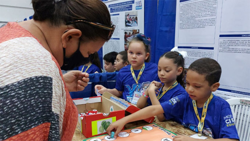 Imagem 1 - A VIII Feira de Ciências da Rede Municipal de Ensino (FECIRME), é um evento que cria oportunidades tanto para as crianças do Infantil II da Educação Infantil, que vivenciam atividades práticas e experimentais, quanto para os alunos do Ensino Fundamental, que podem demonstrar seu potencial investigativo, criativo e inventivo em diversas áreas do conhecimento. Nesta edição, a exposição reunirá 270 projetos desenvolvidos por 70 Unidades de Ensino da Rede Municipal, entre Escolas e UEIs, produzidos nas Feiras de Ciências Escolares. Imagem 1 - A VIII Feira de Ciências da Rede Municipal de Ensino (FECIRME), é um evento que cria oportunidades tanto para as crianças do Infantil II da Educação Infantil, que vivenciam atividades práticas e experimentais, quanto para os alunos do Ensino Fundamental, que podem demonstrar seu potencial investigativo, criativo e inventivo em diversas áreas do conhecimento. Nesta edição, a exposição reunirá 270 projetos desenvolvidos por 70 Unidades de Ensino da Rede Municipal, entre Escolas e UEIs, produzidos nas Feiras de Ciências Escolares.