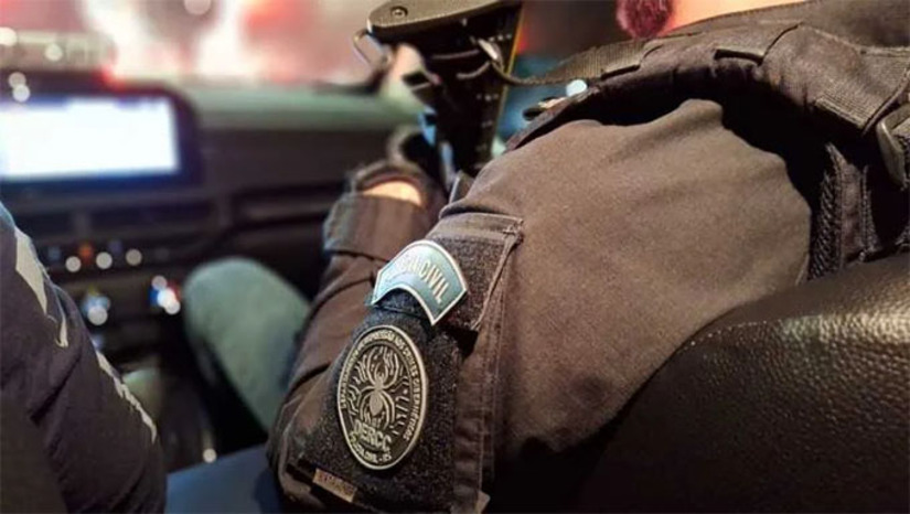 Imagem 1 - O alvo preso no Rio Grande do Norte, de 26 anos, desempenhava papel estratégico como intermediário do esquema, tendo criado uma plataforma de “puxadas” (consultas ilegais de dados) em grupos virtuais, com o objetivo de atrair outros criminosos e comercializar informações sigilosas. Essas informações eram revendidas a fraudadores, que as utilizavam para aplicar golpes em vítimas em diversos estados. Com essa etapa, a Polícia Civil conseguiu mapear toda a cadeia de atuação criminosa: desde a “fonte” responsável pelas invasões, passando pelos intermediários que gerenciavam as plataformas de distribuição, até os executores finais que aplicavam os golpes Imagem 1 - O alvo preso no Rio Grande do Norte, de 26 anos, desempenhava papel estratégico como intermediário do esquema, tendo criado uma plataforma de “puxadas” (consultas ilegais de dados) em grupos virtuais, com o objetivo de atrair outros criminosos e comercializar informações sigilosas. Essas informações eram revendidas a fraudadores, que as utilizavam para aplicar golpes em vítimas em diversos estados. Com essa etapa, a Polícia Civil conseguiu mapear toda a cadeia de atuação criminosa: desde a “fonte” responsável pelas invasões, passando pelos intermediários que gerenciavam as plataformas de distribuição, até os executores finais que aplicavam os golpes